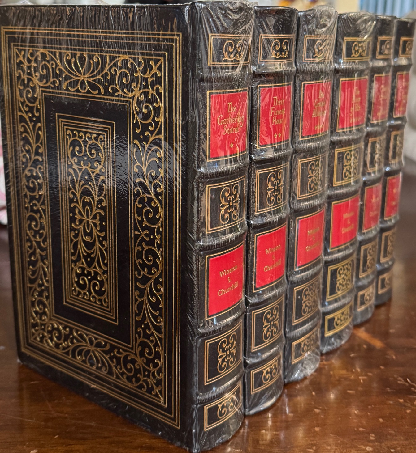 The Second World War (6 Volume Set Complete) The Gathering Story / Their Finest Hour / the Grand Alliance / the Hinge of Fate / Closing the Ring / Triumph and Tragedy