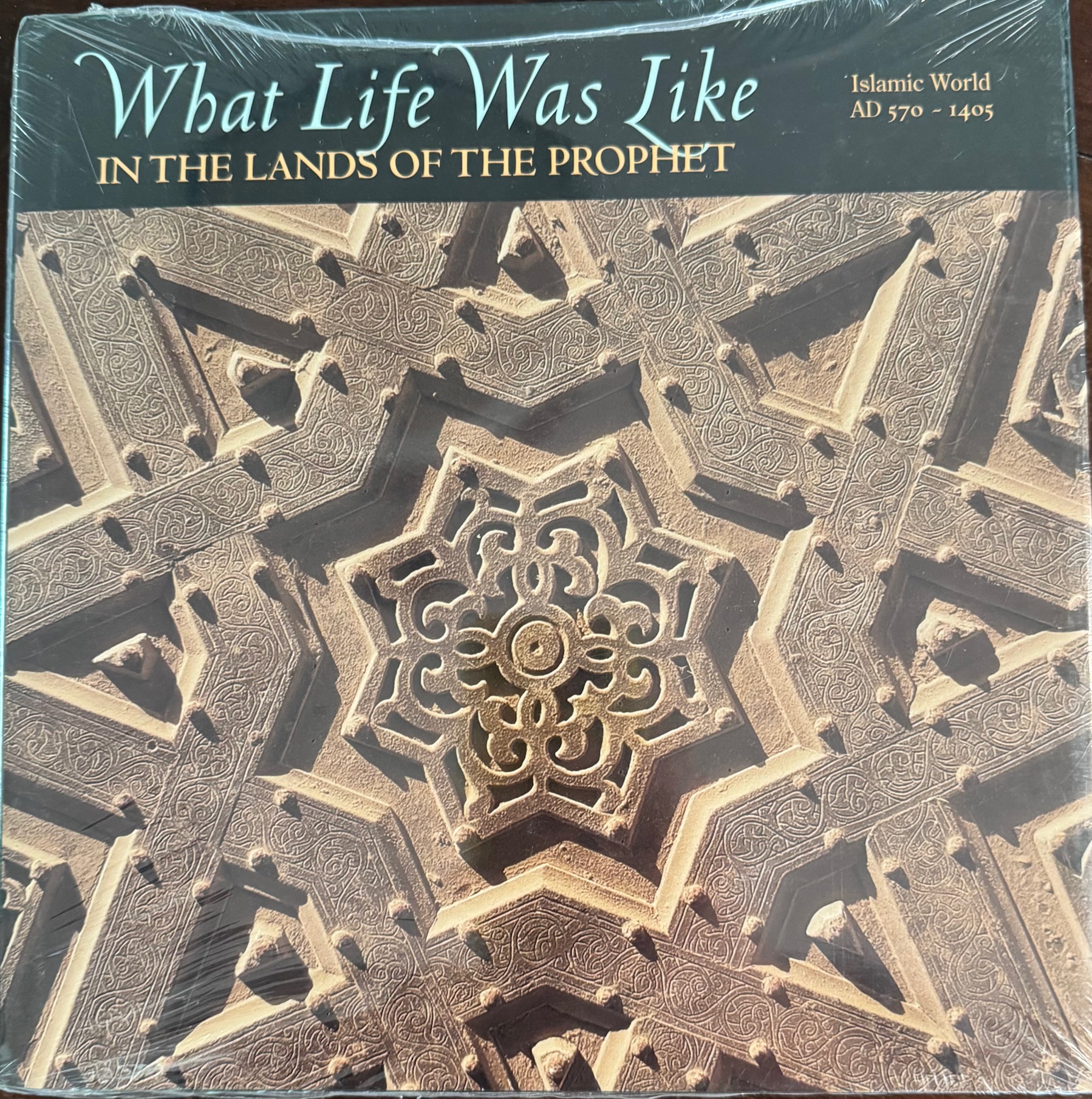 What life was like in the lands of the Prophet : Islamic world, AD 570-1405